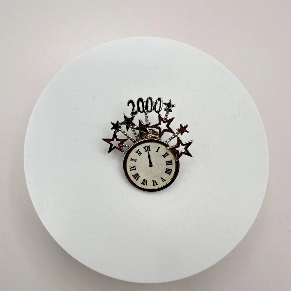 Vintage 90s‎ 2000 Millennium Clock Pin Brooch Silver Tone Shooting Star Jewelry
